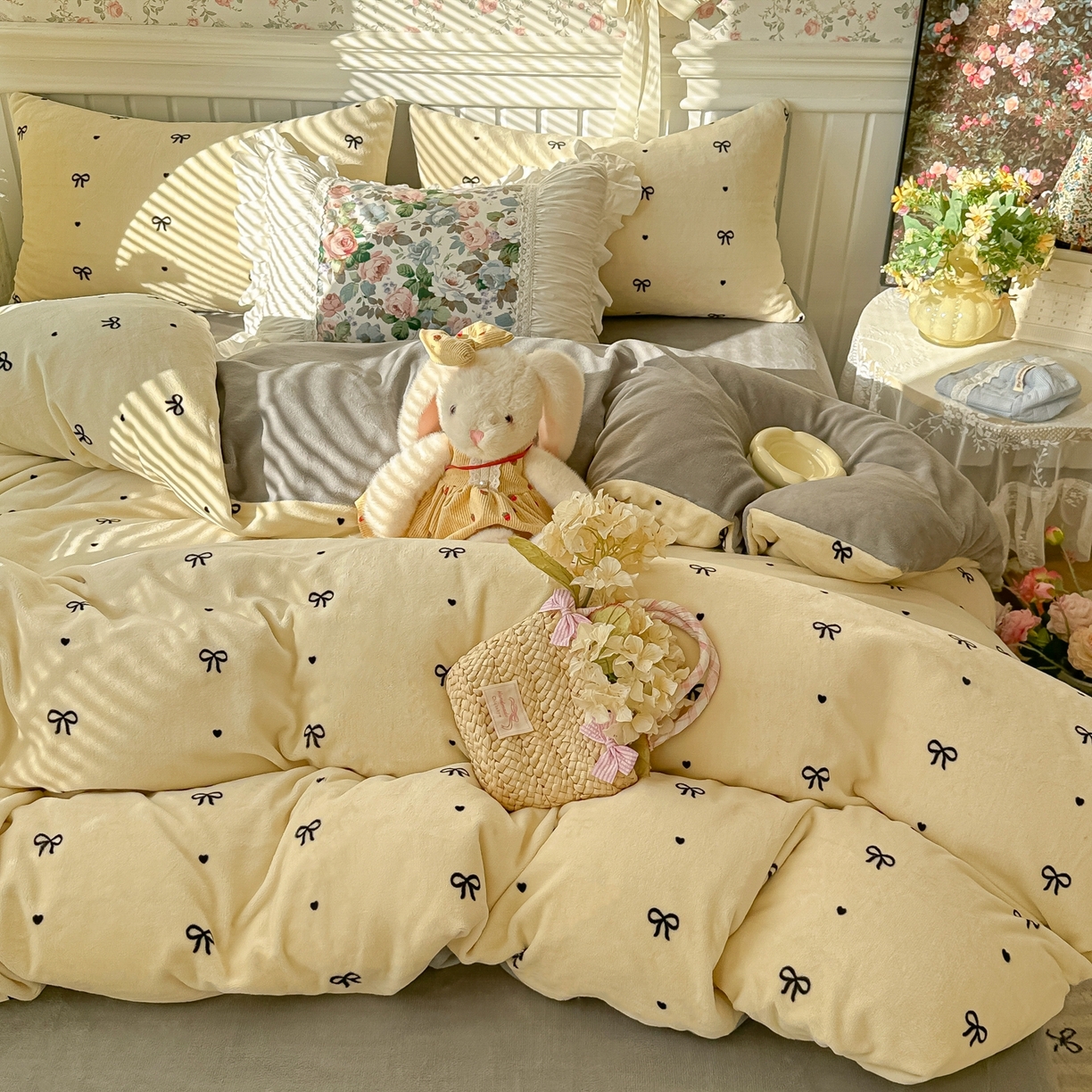 91家纺网 家纺一手货源 找家纺 韩巢家纺 2025新款高克重印花牛奶绒床品四件套 甜蜜蝴蝶结