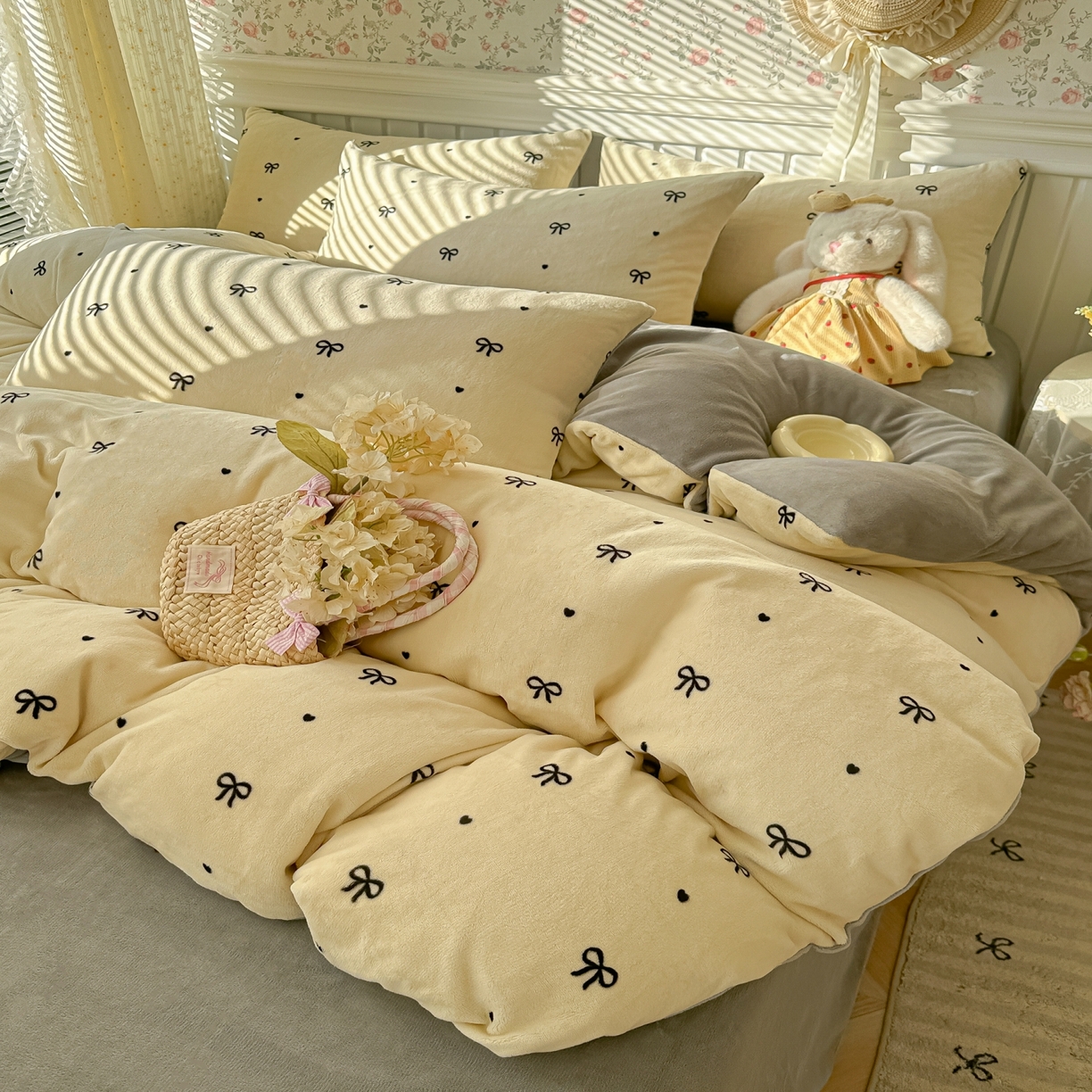 91家纺网 家纺一手货源 找家纺 韩巢家纺 2025新款高克重印花牛奶绒床品四件套 甜蜜蝴蝶结