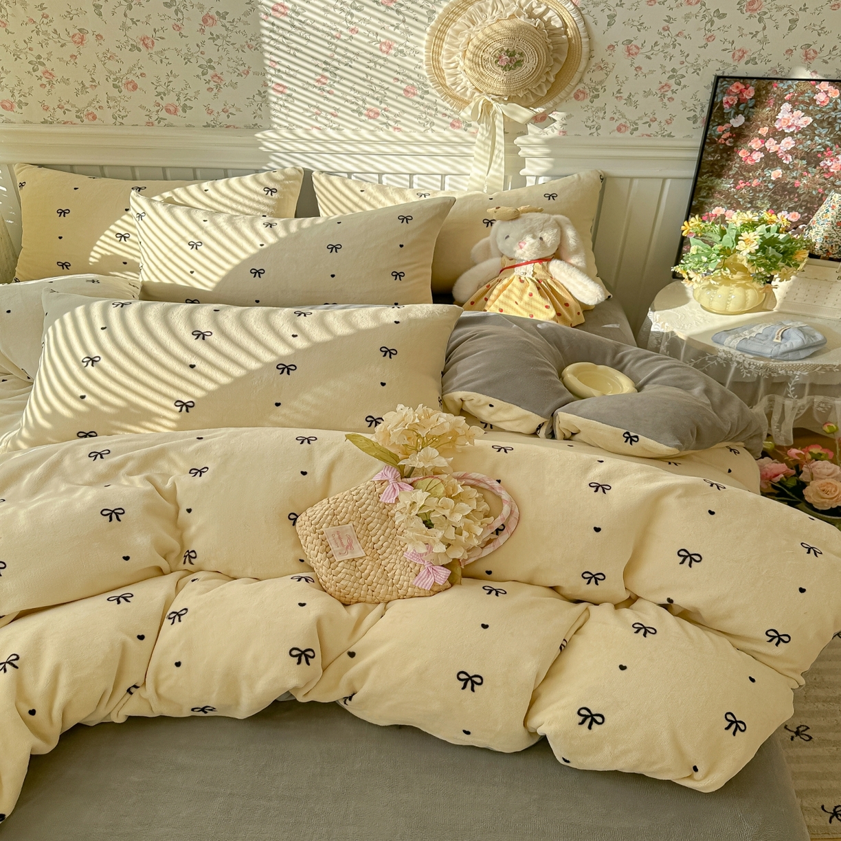 91家纺网 家纺一手货源 找家纺 韩巢家纺 2025新款高克重印花牛奶绒床品四件套 甜蜜蝴蝶结