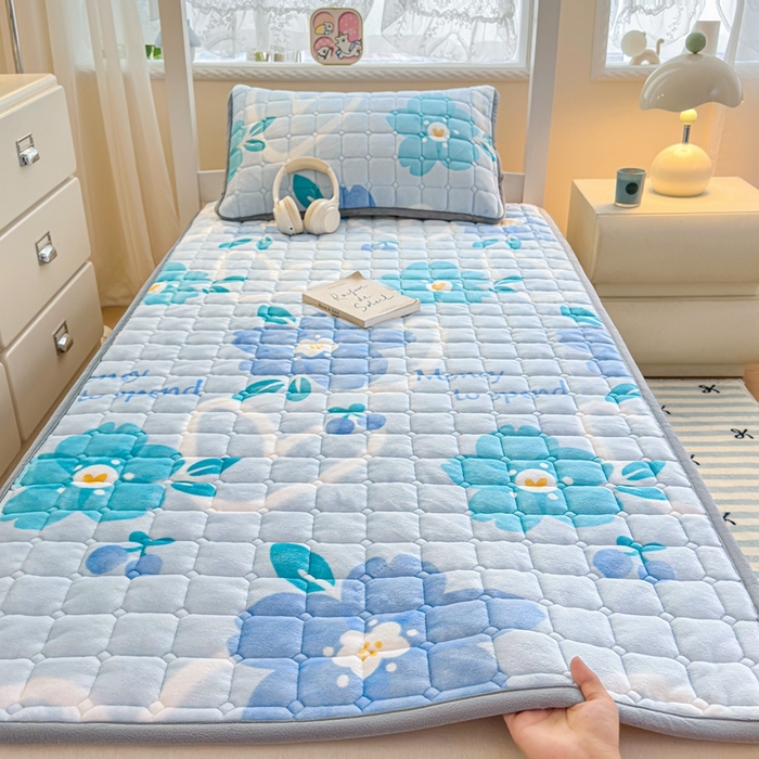 91家纺网 家纺一手货源 找家纺 雅萱家纺 2025新款牛奶绒夹棉印花床垫学生图 绒床垫-花簇甜憩蓝色