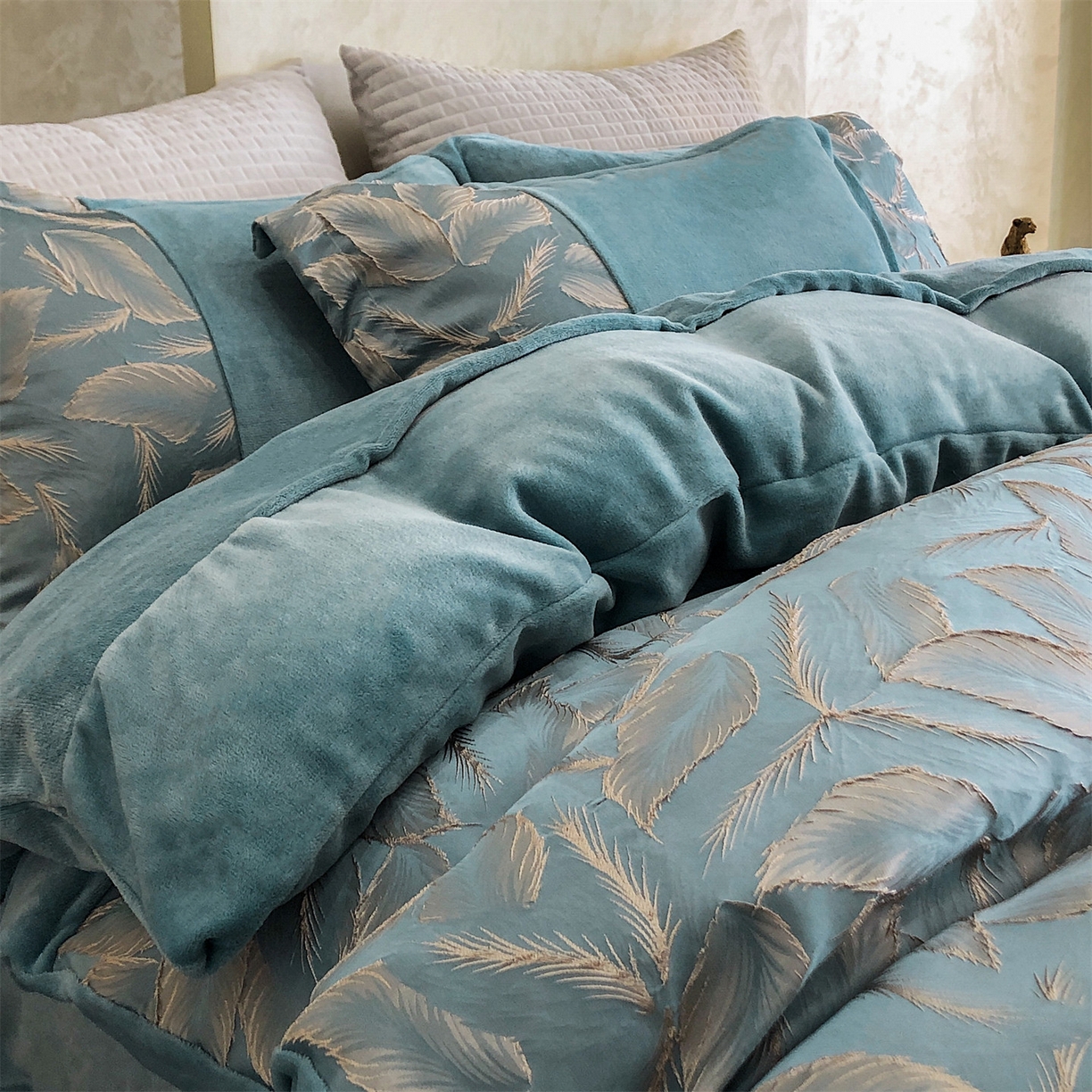 91家纺网 家纺一手货源 找家纺 换种生活 2025新款A类浮雕牛奶绒刺绣四件套 叶叶情深-冰蓝