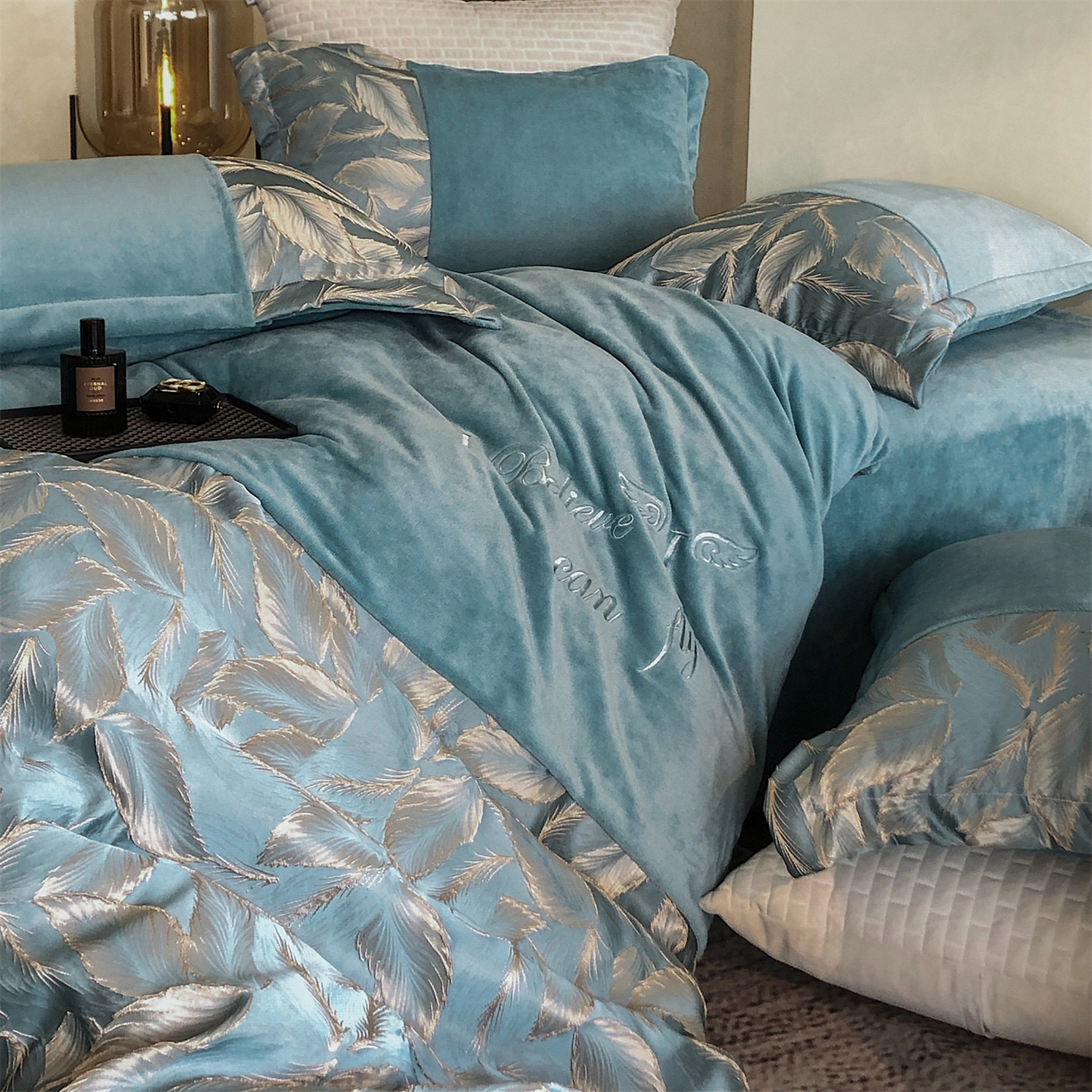 91家纺网 家纺一手货源 找家纺 换种生活 2025新款A类浮雕牛奶绒刺绣四件套 叶叶情深-冰蓝