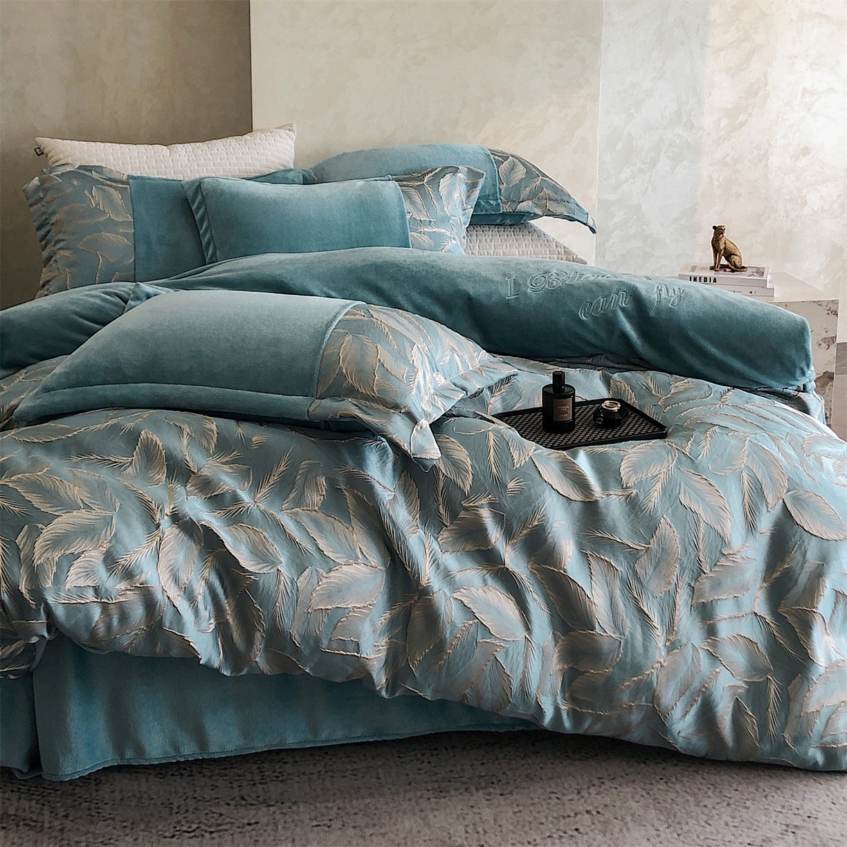 91家纺网 家纺一手货源 找家纺 换种生活 2025新款A类浮雕牛奶绒刺绣四件套 叶叶情深-冰蓝