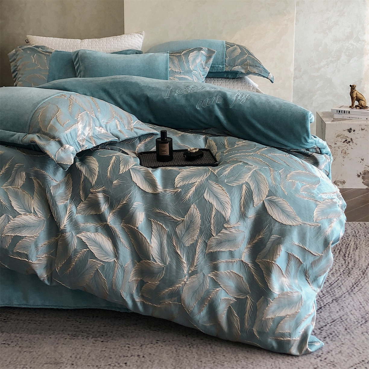 91家纺网 家纺一手货源 找家纺 换种生活 2025新款A类浮雕牛奶绒刺绣四件套 叶叶情深-冰蓝