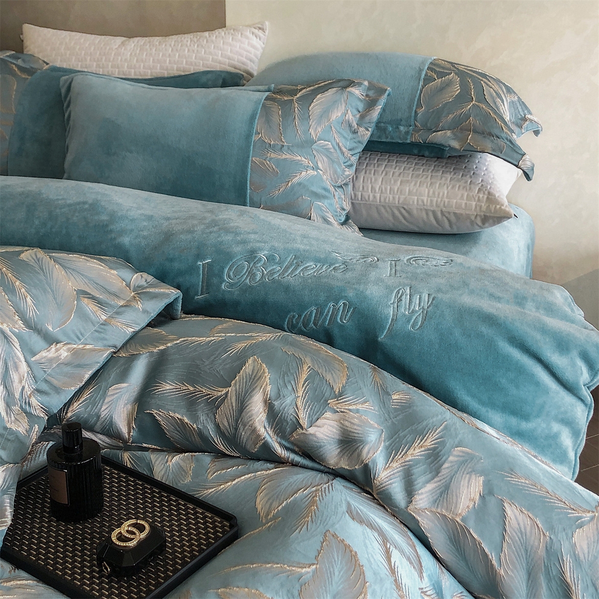 91家纺网 家纺一手货源 找家纺 换种生活 2025新款A类浮雕牛奶绒刺绣四件套 叶叶情深-冰蓝