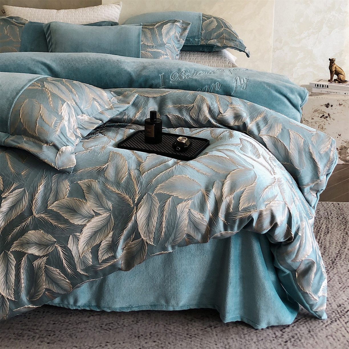 91家纺网 家纺一手货源 找家纺 换种生活 2025新款A类浮雕牛奶绒刺绣四件套 叶叶情深-冰蓝