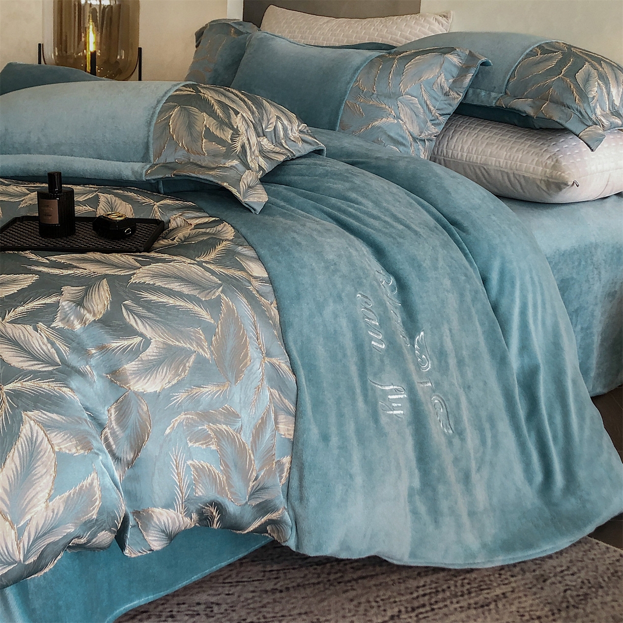 91家纺网 家纺一手货源 找家纺 换种生活 2025新款A类浮雕牛奶绒刺绣四件套 叶叶情深-冰蓝