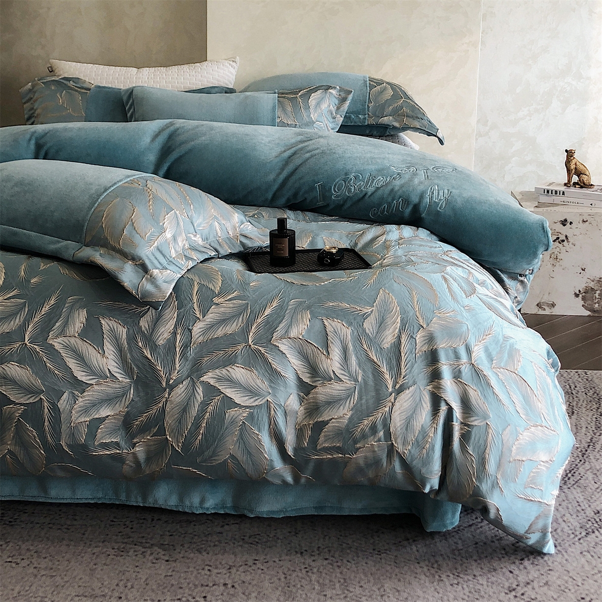 91家纺网 家纺一手货源 找家纺 换种生活 2025新款A类浮雕牛奶绒刺绣四件套 叶叶情深-冰蓝