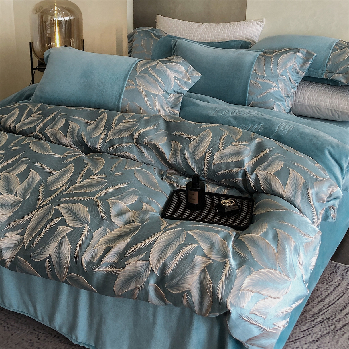 91家纺网 家纺一手货源 找家纺 换种生活 2025新款A类浮雕牛奶绒刺绣四件套 叶叶情深-冰蓝