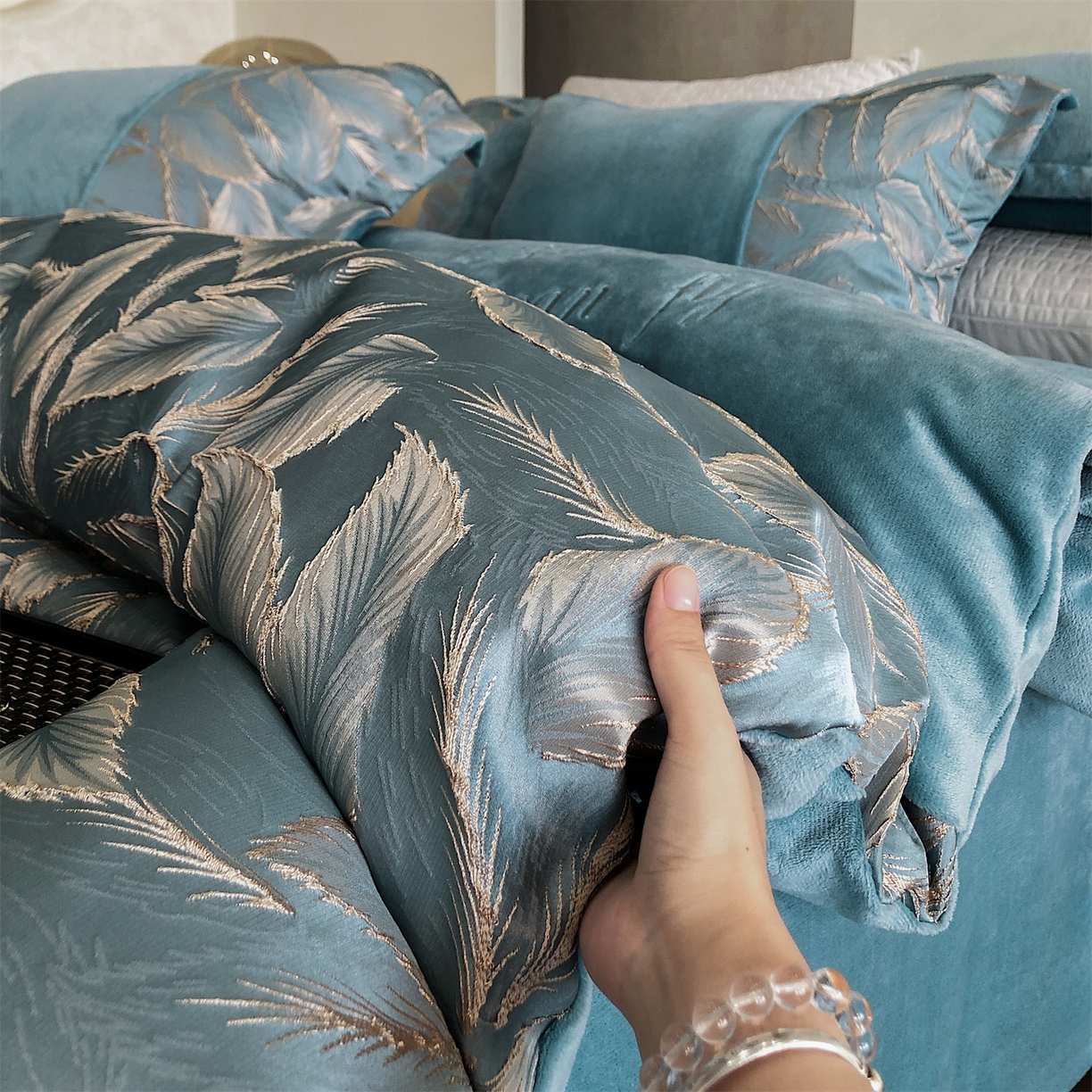 91家纺网 家纺一手货源 找家纺 换种生活 2025新款A类浮雕牛奶绒刺绣四件套 叶叶情深-冰蓝