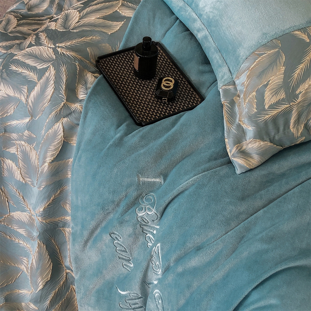 91家纺网 家纺一手货源 找家纺 换种生活 2025新款A类浮雕牛奶绒刺绣四件套 叶叶情深-冰蓝