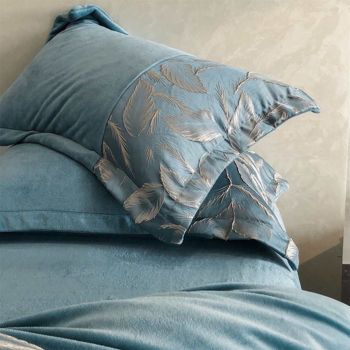 91家纺网 家纺一手货源 找家纺 换种生活 2025新款A类浮雕牛奶绒刺绣四件套 叶叶情深-冰蓝