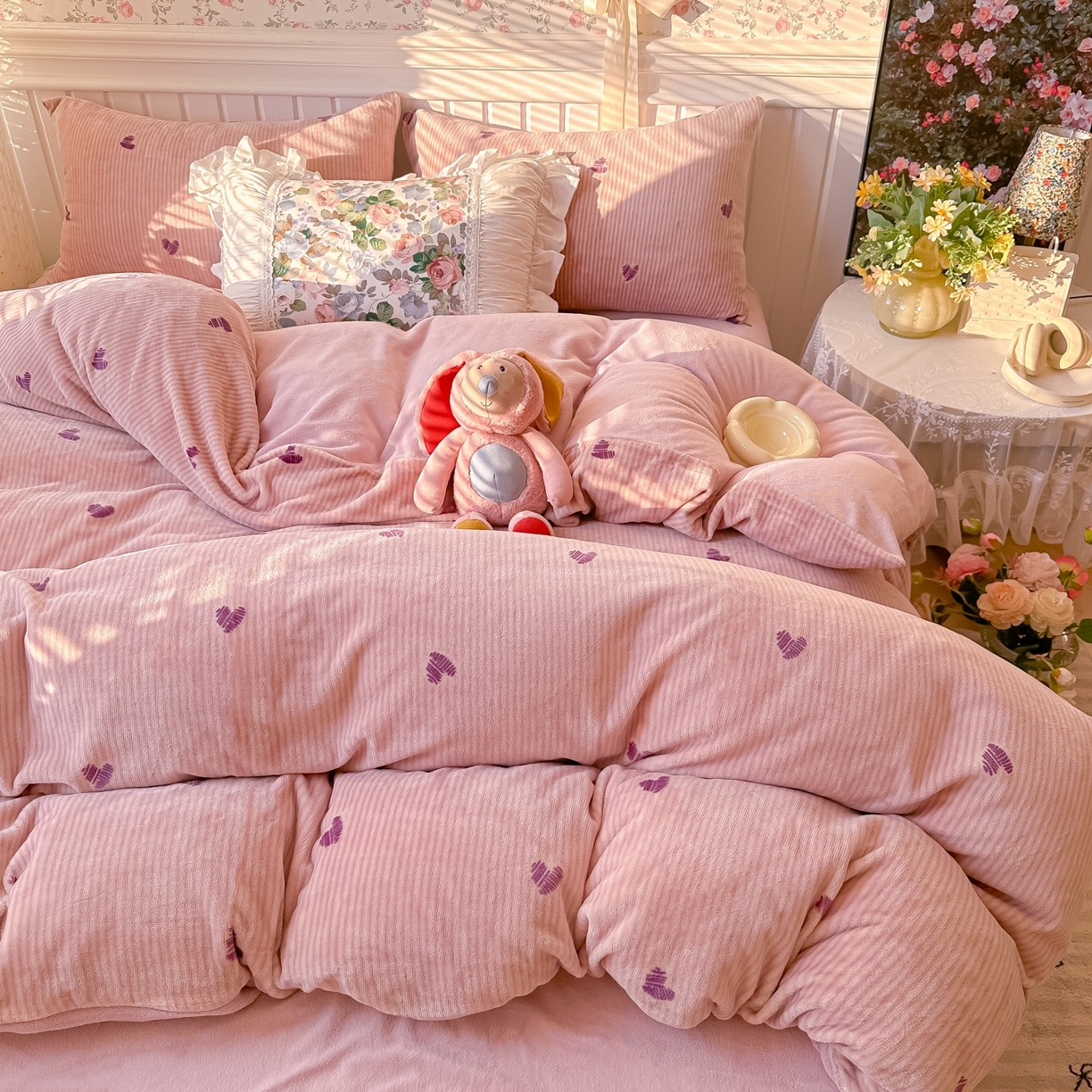 91家纺网 家纺一手货源 找家纺 韩巢家纺 2025新款高克重印花牛奶绒床品四件套 条纹爱心