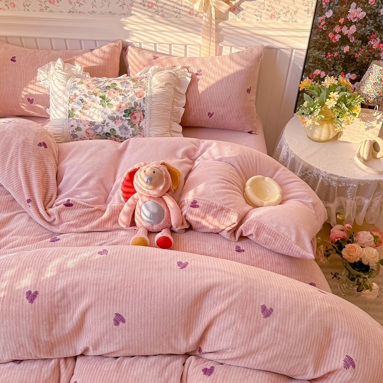 91家纺网 家纺一手货源 找家纺 韩巢家纺 2025新款高克重印花牛奶绒床品四件套 条纹爱心