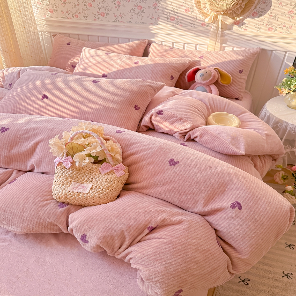 91家纺网 家纺一手货源 找家纺 韩巢家纺 2025新款高克重印花牛奶绒床品四件套 条纹爱心