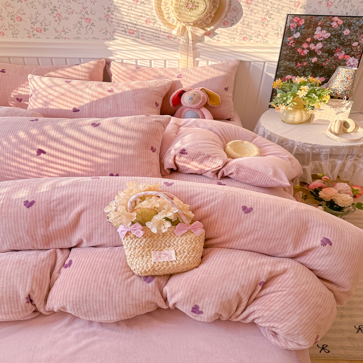 91家纺网 家纺一手货源 找家纺 韩巢家纺 2025新款高克重印花牛奶绒床品四件套 条纹爱心