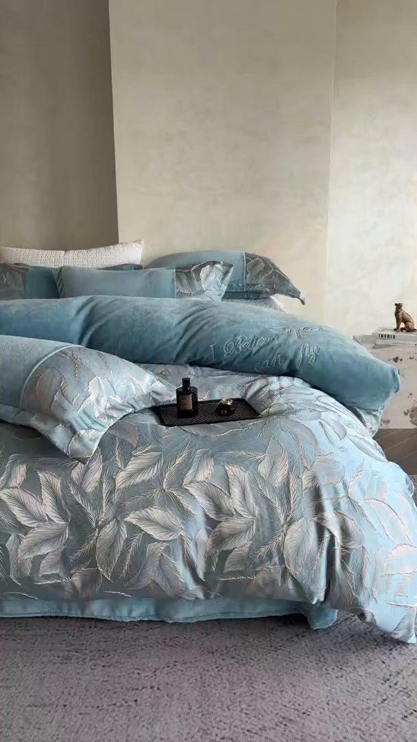 91家纺网 家纺一手货源 找家纺 换种生活 2025新款A类浮雕牛奶绒刺绣四件套 叶叶情深-冰蓝