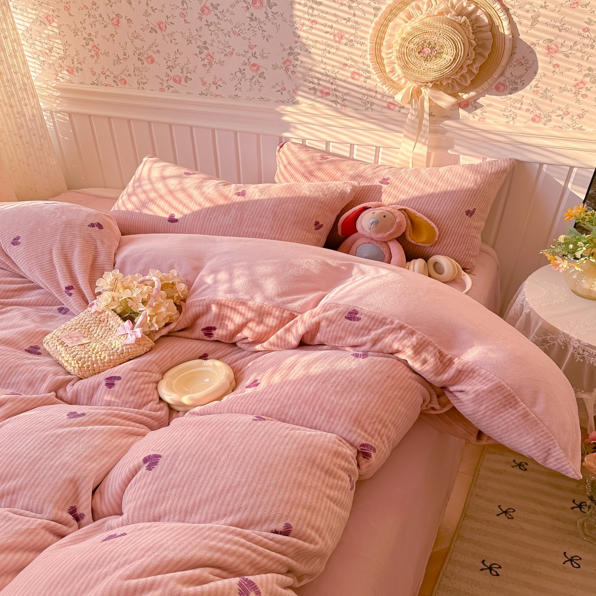 91家纺网 家纺一手货源 找家纺 韩巢家纺 2025新款高克重印花牛奶绒床品四件套 条纹爱心