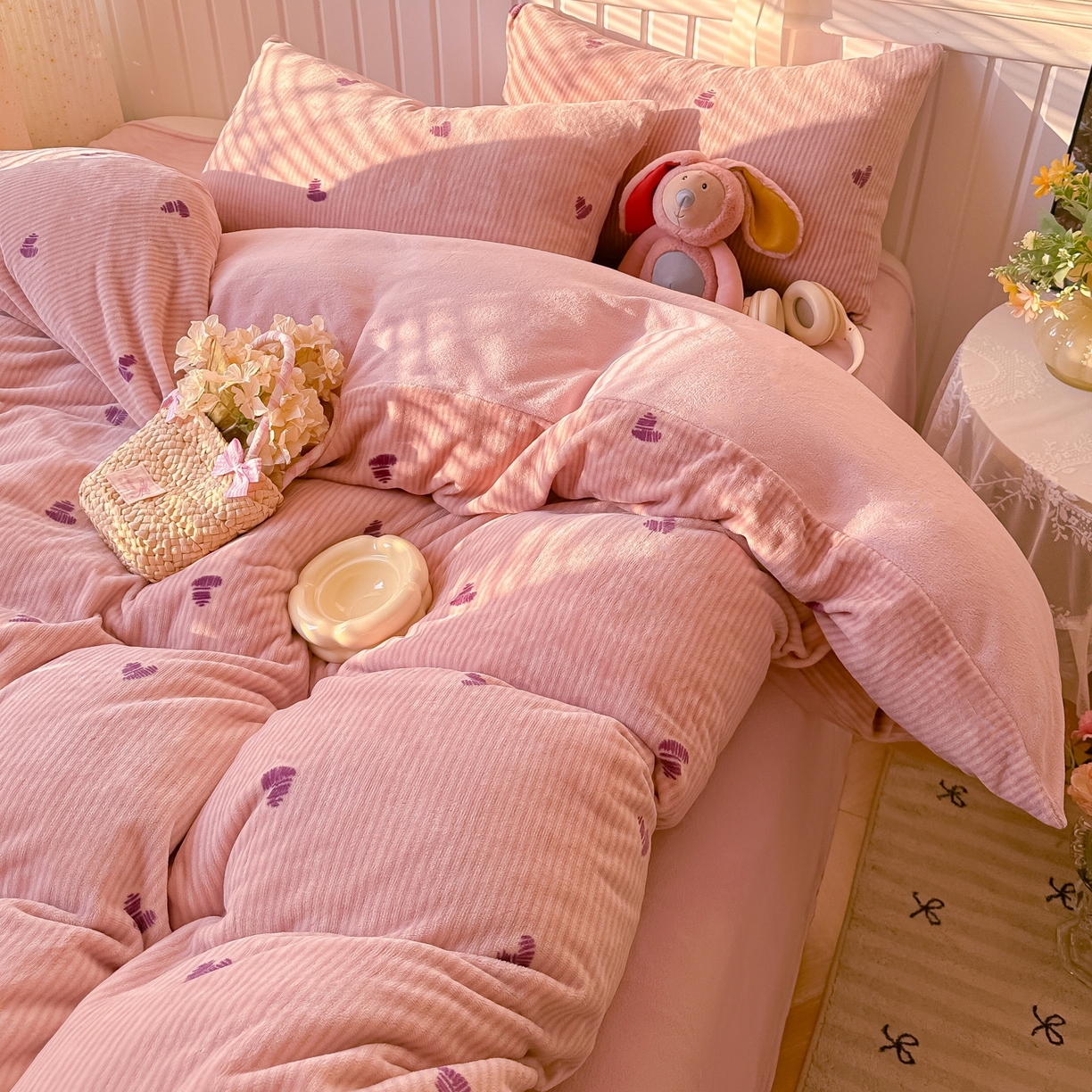 91家纺网 家纺一手货源 找家纺 韩巢家纺 2025新款高克重印花牛奶绒床品四件套 条纹爱心