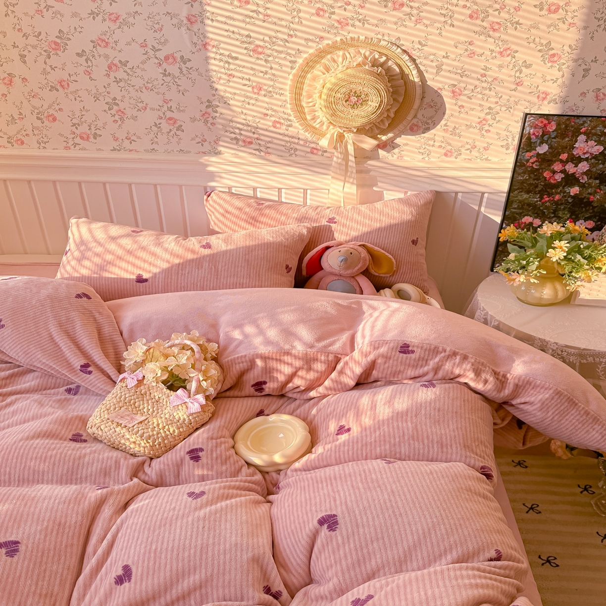 91家纺网 家纺一手货源 找家纺 韩巢家纺 2025新款高克重印花牛奶绒床品四件套 条纹爱心