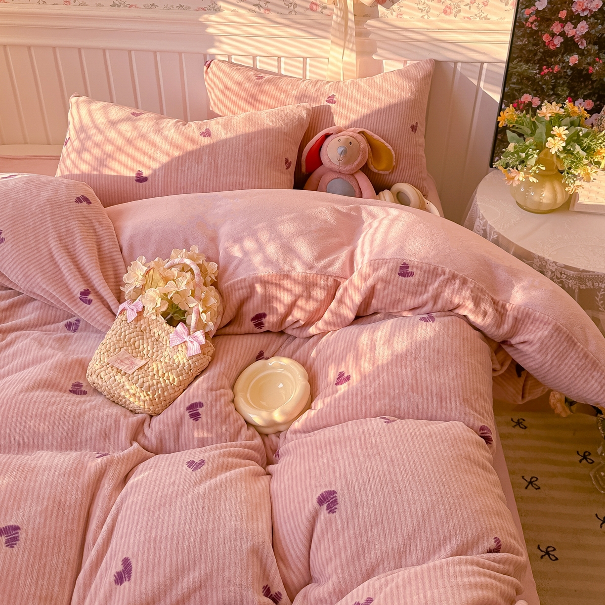 91家纺网 家纺一手货源 找家纺 韩巢家纺 2025新款高克重印花牛奶绒床品四件套 条纹爱心