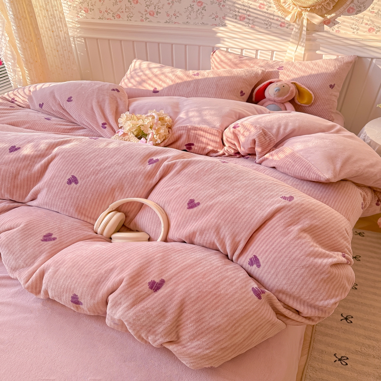 91家纺网 家纺一手货源 找家纺 韩巢家纺 2025新款高克重印花牛奶绒床品四件套 条纹爱心