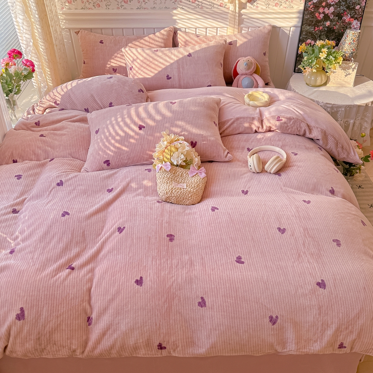 91家纺网 家纺一手货源 找家纺 韩巢家纺 2025新款高克重印花牛奶绒床品四件套 条纹爱心