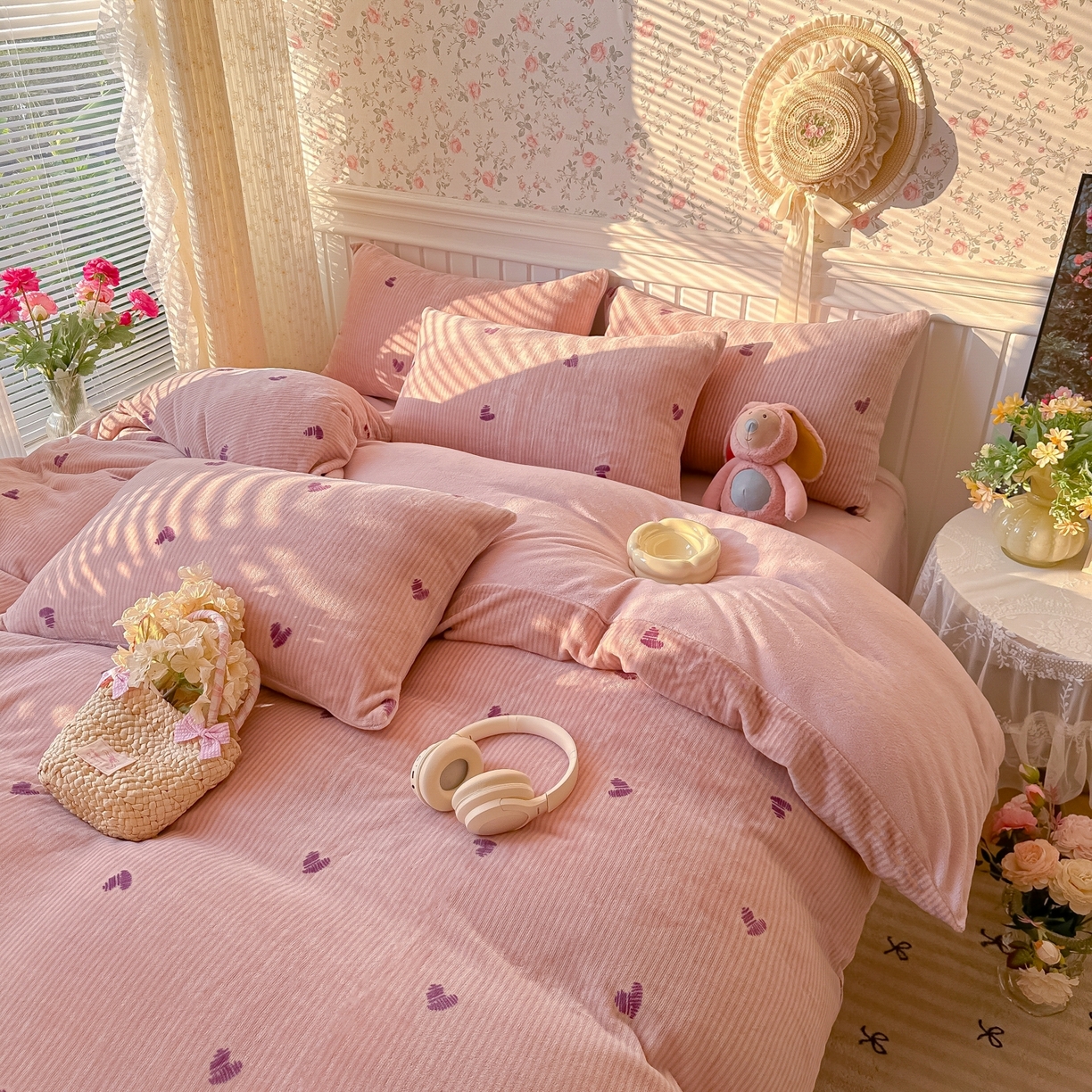 91家纺网 家纺一手货源 找家纺 韩巢家纺 2025新款高克重印花牛奶绒床品四件套 条纹爱心