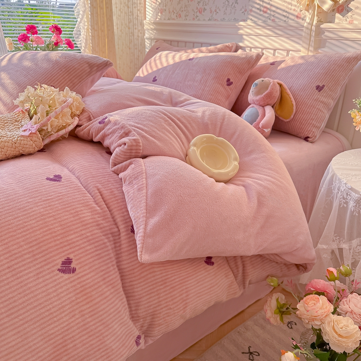 91家纺网 家纺一手货源 找家纺 韩巢家纺 2025新款高克重印花牛奶绒床品四件套 条纹爱心