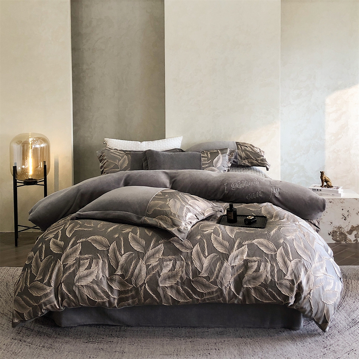 91家纺网 家纺一手货源 找家纺 换种生活 2025新款A类浮雕牛奶绒刺绣四件套 叶叶情深-灰