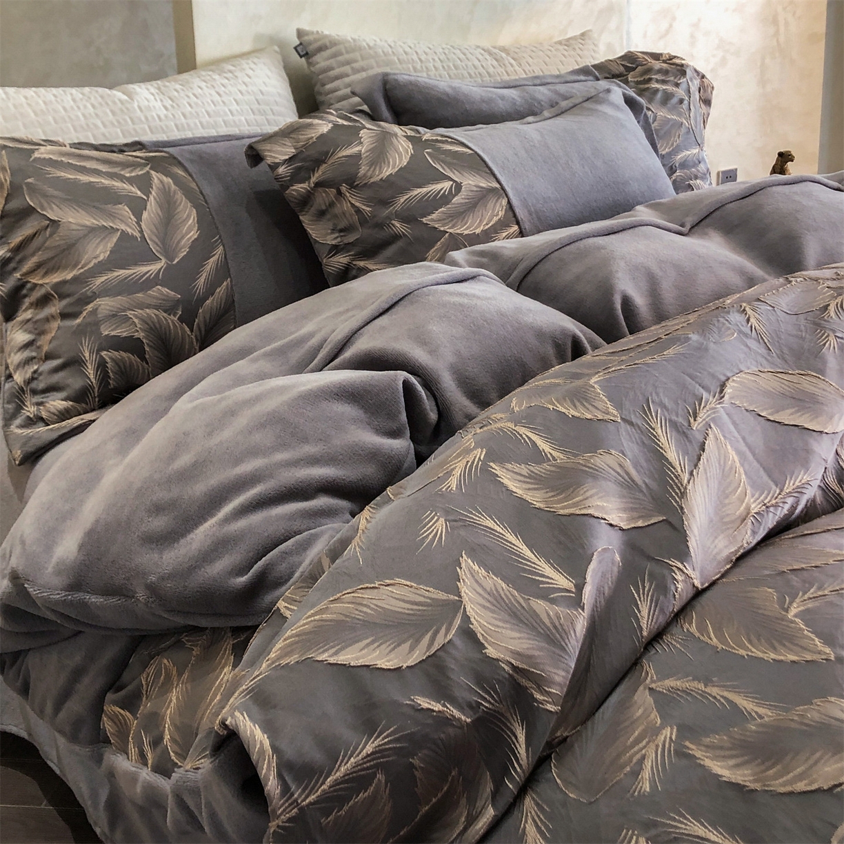 91家纺网 家纺一手货源 找家纺 换种生活 2025新款A类浮雕牛奶绒刺绣四件套 叶叶情深-灰