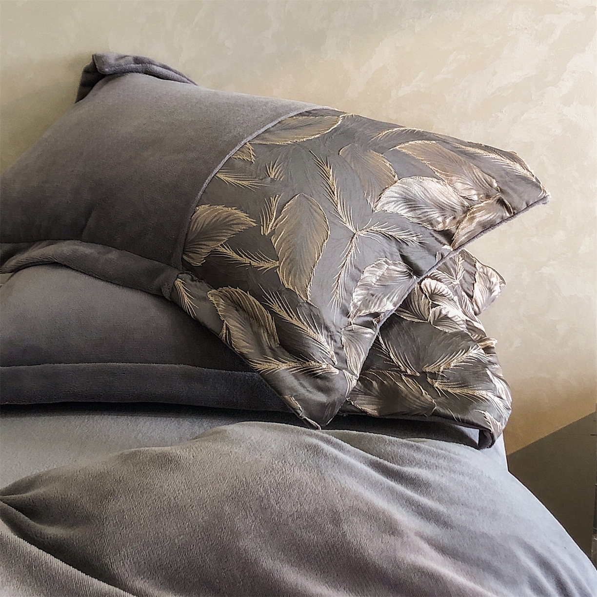 91家纺网 家纺一手货源 找家纺 换种生活 2025新款A类浮雕牛奶绒刺绣四件套 叶叶情深-灰