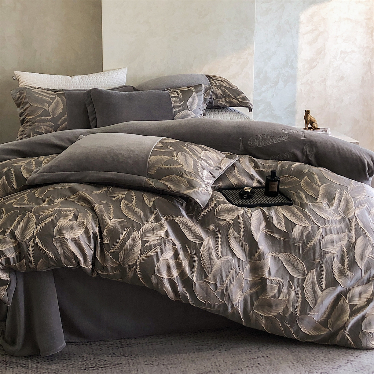 91家纺网 家纺一手货源 找家纺 换种生活 2025新款A类浮雕牛奶绒刺绣四件套 叶叶情深-灰