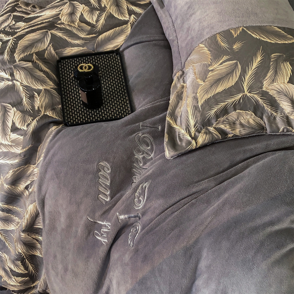 91家纺网 家纺一手货源 找家纺 换种生活 2025新款A类浮雕牛奶绒刺绣四件套 叶叶情深-灰