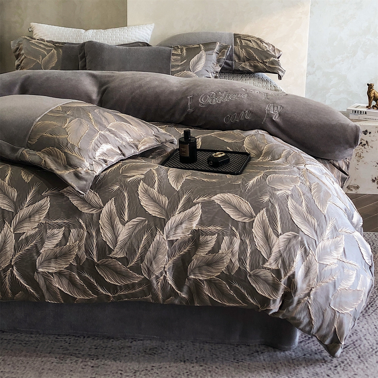 91家纺网 家纺一手货源 找家纺 换种生活 2025新款A类浮雕牛奶绒刺绣四件套 叶叶情深-灰