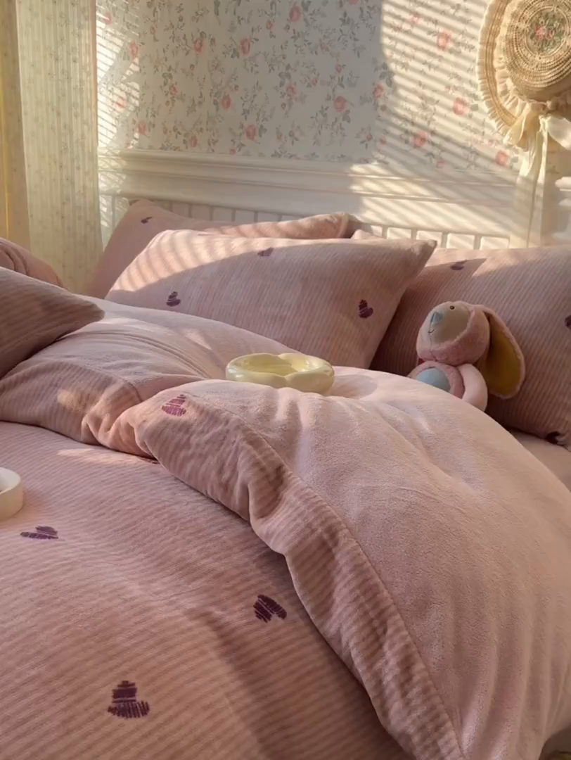 91家纺网 家纺一手货源 找家纺 韩巢家纺 2025新款高克重印花牛奶绒床品四件套 条纹爱心