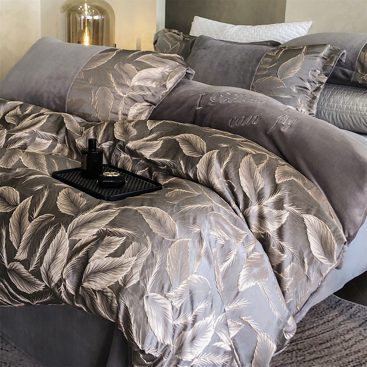 91家纺网 家纺一手货源 找家纺 换种生活 2025新款A类浮雕牛奶绒刺绣四件套 叶叶情深-灰