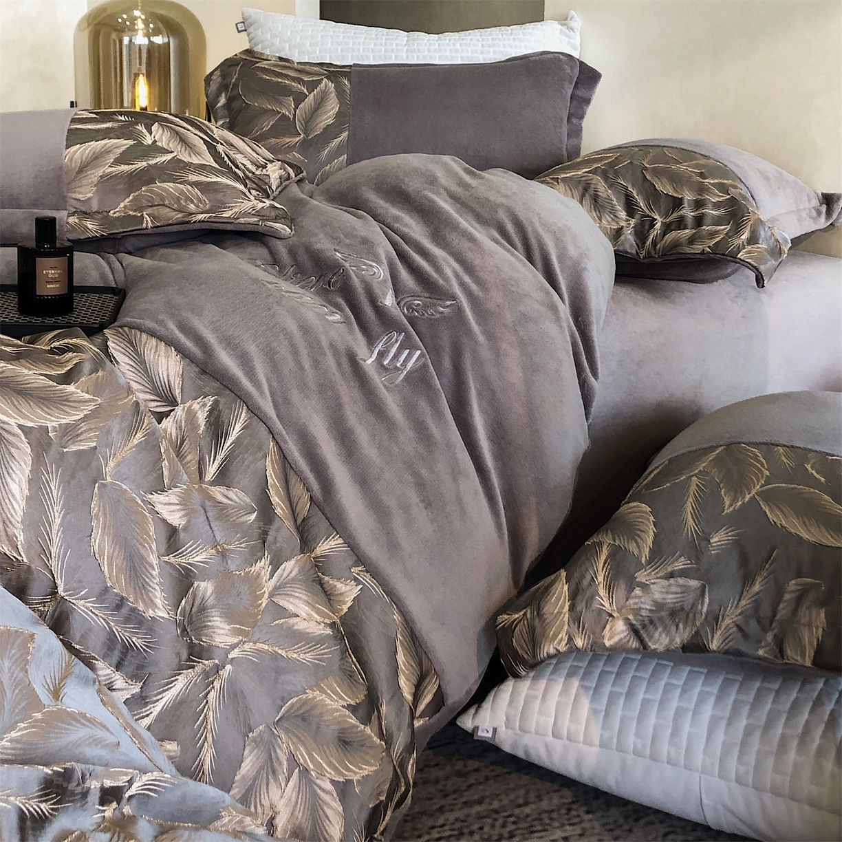 91家纺网 家纺一手货源 找家纺 换种生活 2025新款A类浮雕牛奶绒刺绣四件套 叶叶情深-灰