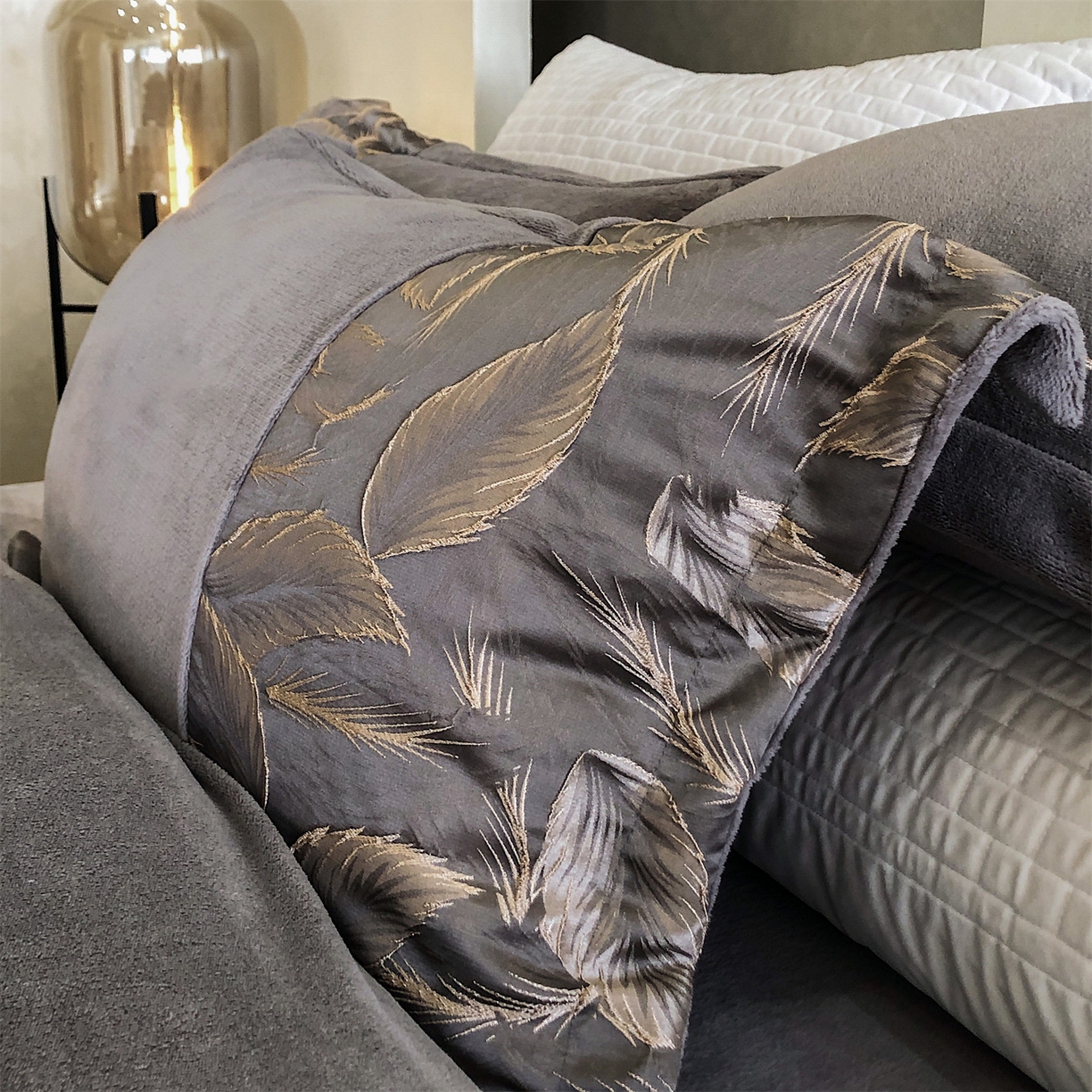 91家纺网 家纺一手货源 找家纺 换种生活 2025新款A类浮雕牛奶绒刺绣四件套 叶叶情深-灰