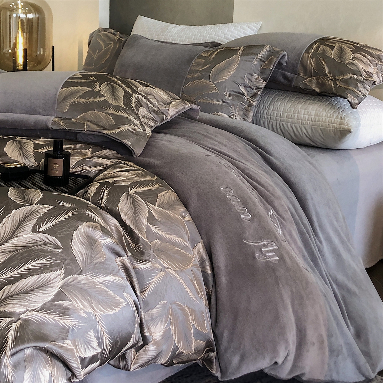 91家纺网 家纺一手货源 找家纺 换种生活 2025新款A类浮雕牛奶绒刺绣四件套 叶叶情深-灰