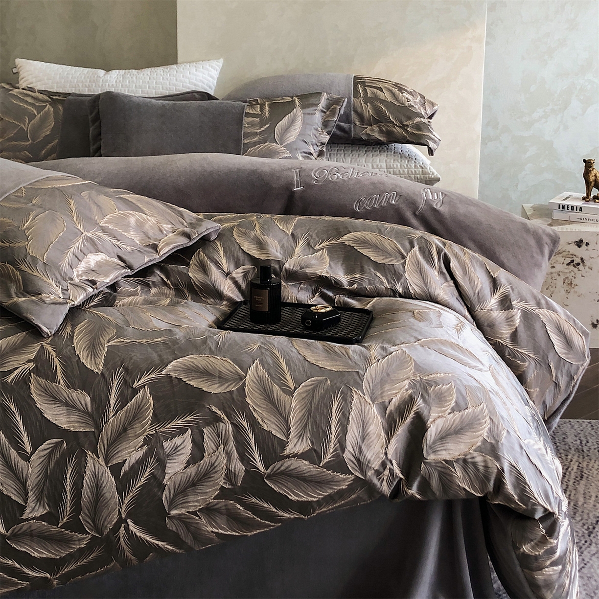 91家纺网 家纺一手货源 找家纺 换种生活 2025新款A类浮雕牛奶绒刺绣四件套 叶叶情深-灰