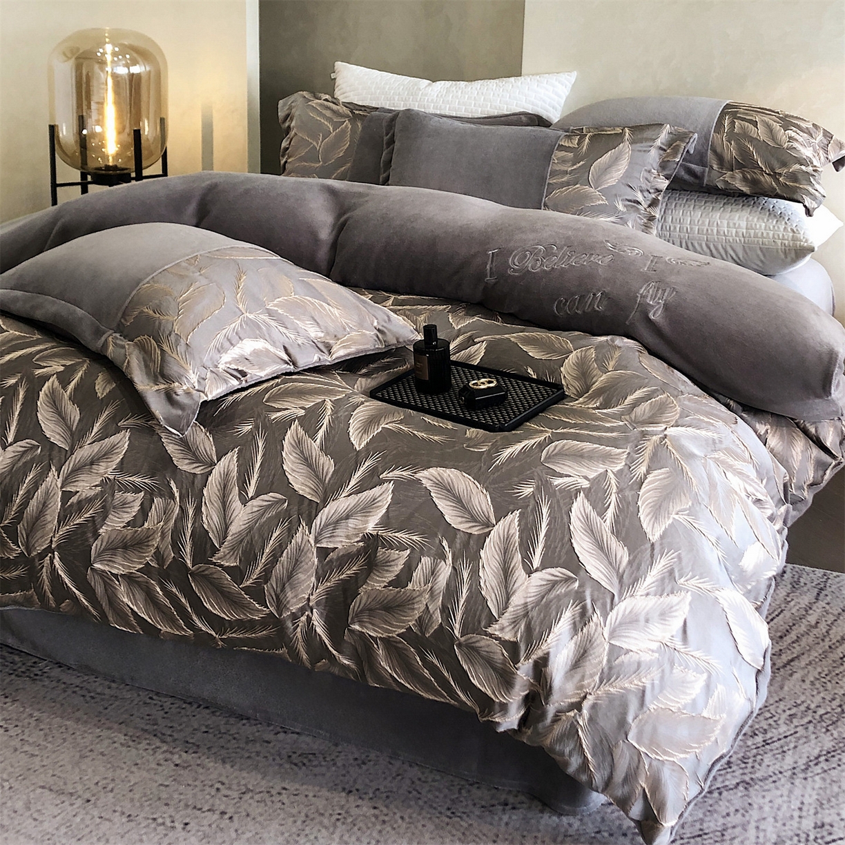 91家纺网 家纺一手货源 找家纺 换种生活 2025新款A类浮雕牛奶绒刺绣四件套 叶叶情深-灰