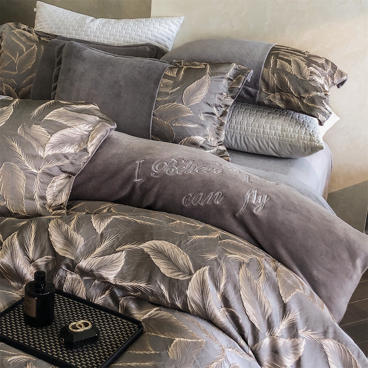 91家纺网 家纺一手货源 找家纺 换种生活 2025新款A类浮雕牛奶绒刺绣四件套 叶叶情深-灰