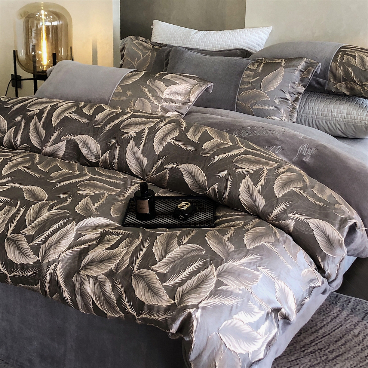 91家纺网 家纺一手货源 找家纺 换种生活 2025新款A类浮雕牛奶绒刺绣四件套 叶叶情深-灰