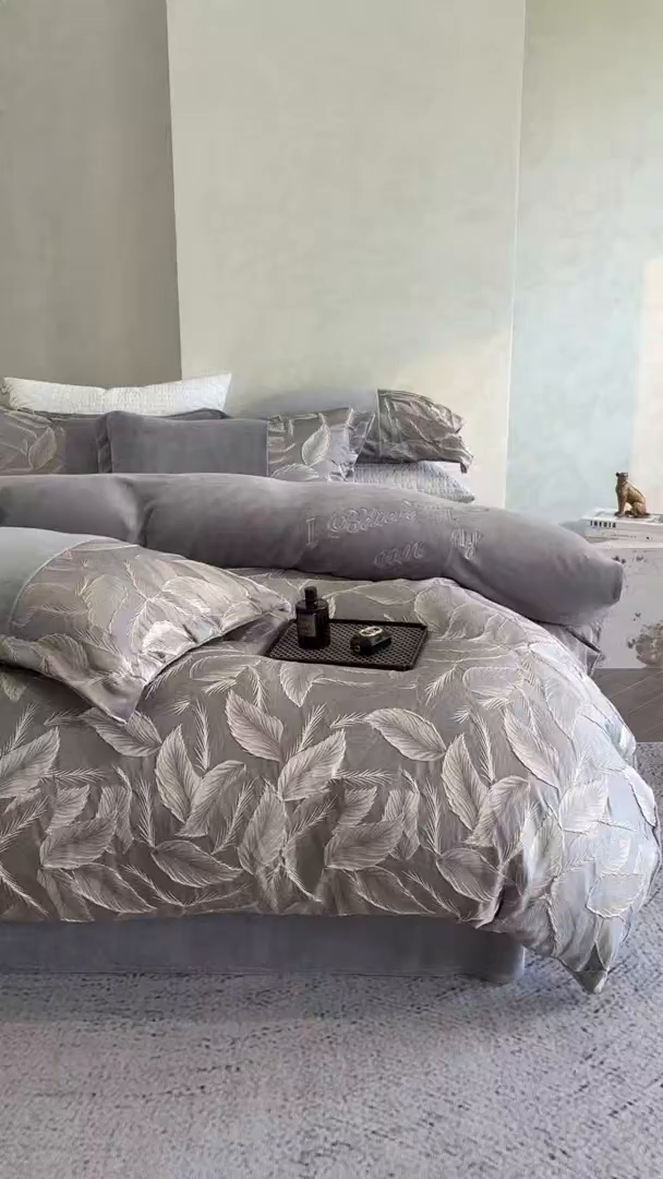 91家纺网 家纺一手货源 找家纺 换种生活 2025新款A类浮雕牛奶绒刺绣四件套 叶叶情深-灰