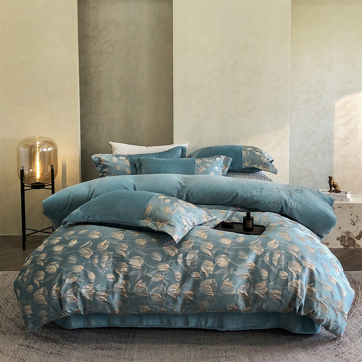 91家纺网 家纺一手货源 找家纺 换种生活 2025新款A类浮雕牛奶绒刺绣四件套 郁金香-冰蓝