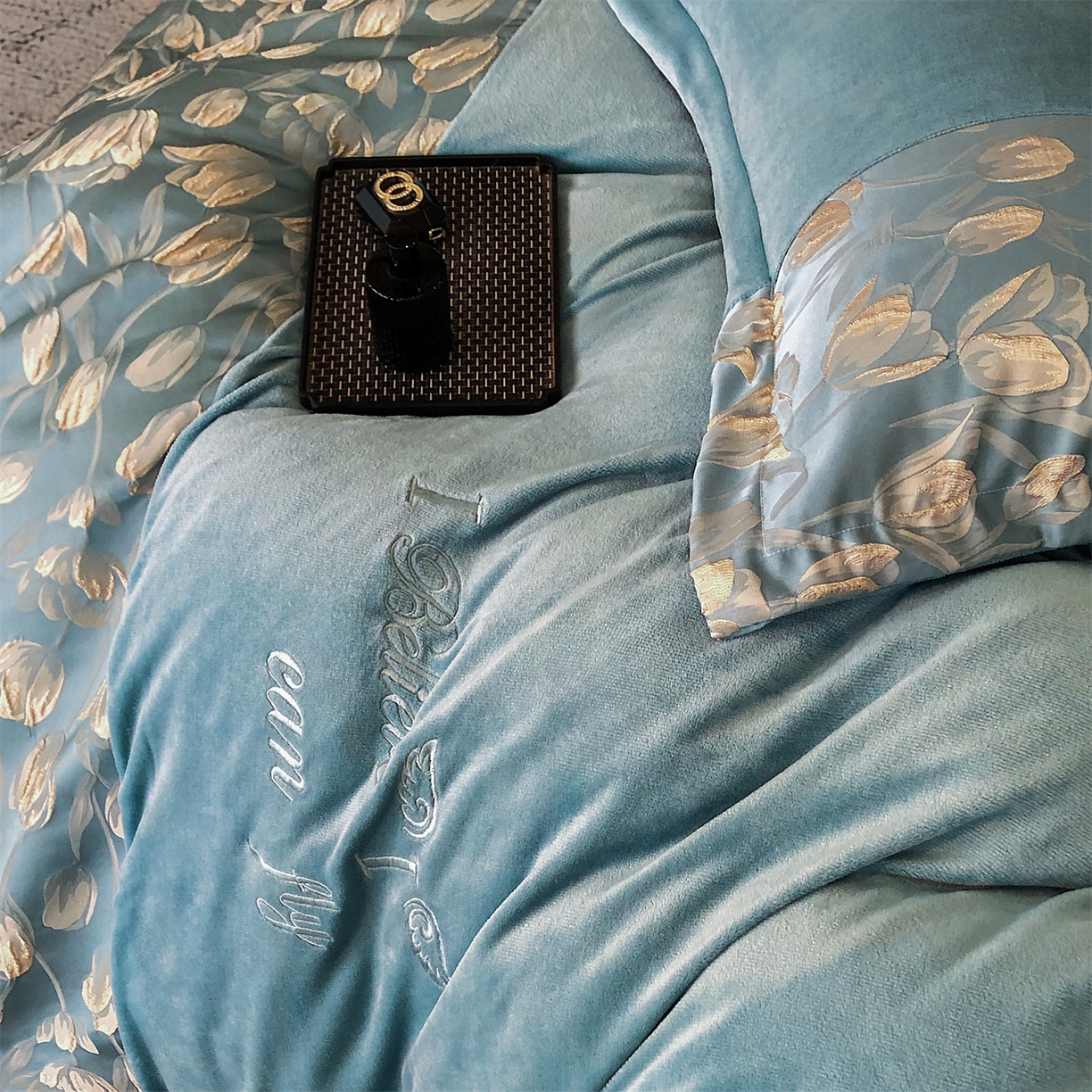 91家纺网 家纺一手货源 找家纺 换种生活 2025新款A类浮雕牛奶绒刺绣四件套 郁金香-冰蓝