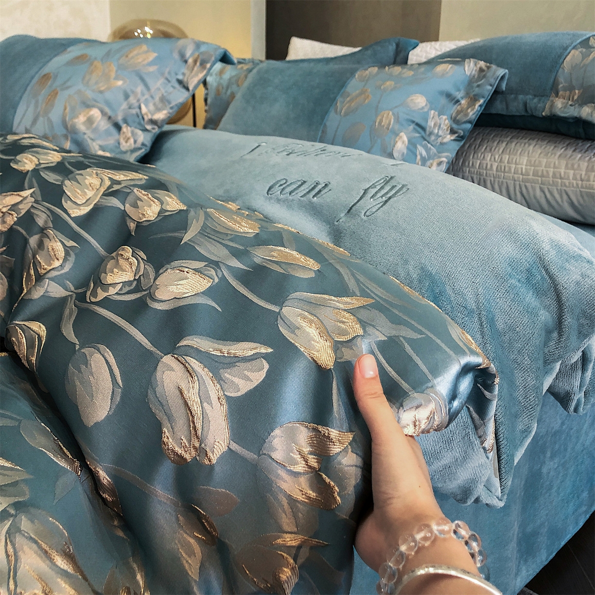 91家纺网 家纺一手货源 找家纺 换种生活 2025新款A类浮雕牛奶绒刺绣四件套 郁金香-冰蓝