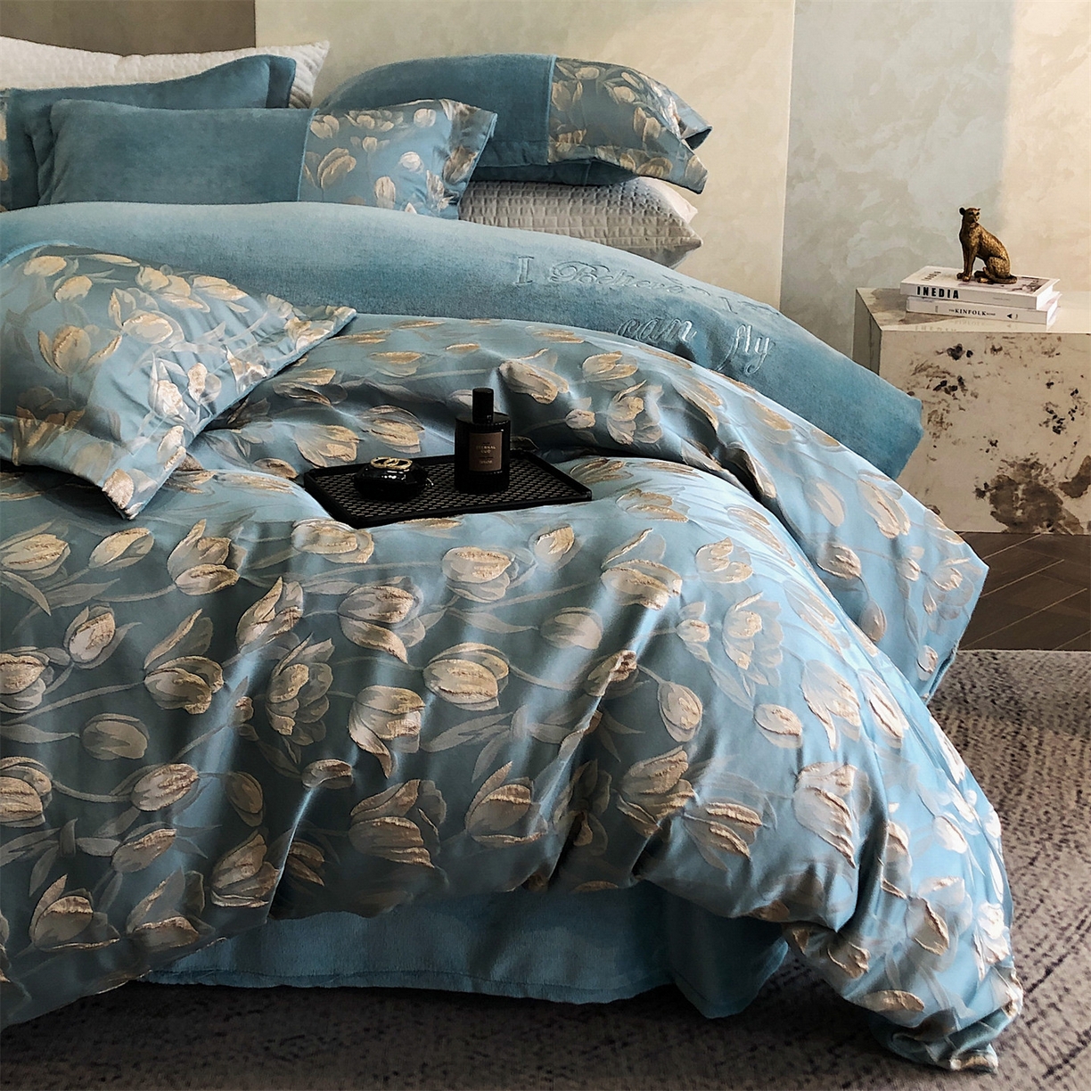 91家纺网 家纺一手货源 找家纺 换种生活 2025新款A类浮雕牛奶绒刺绣四件套 郁金香-冰蓝