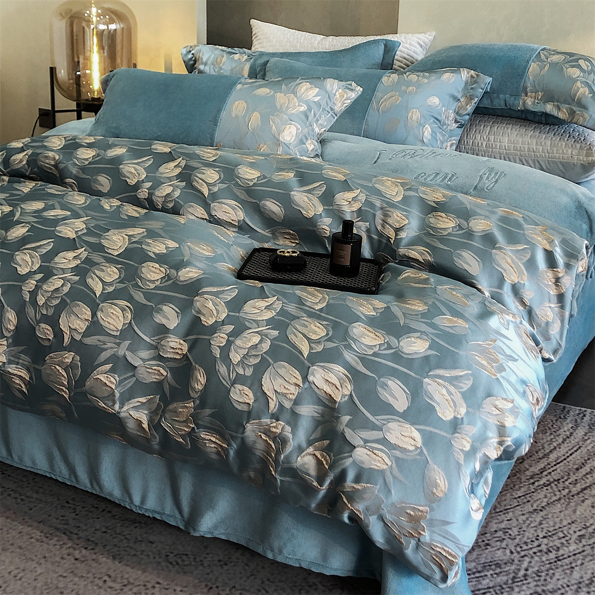 91家纺网 家纺一手货源 找家纺 换种生活 2025新款A类浮雕牛奶绒刺绣四件套 郁金香-冰蓝